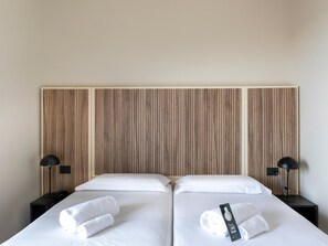 Minibar, individually furnished, desk, blackout curtains - B&B Hotel Pomezia Cortese (Pomezia)