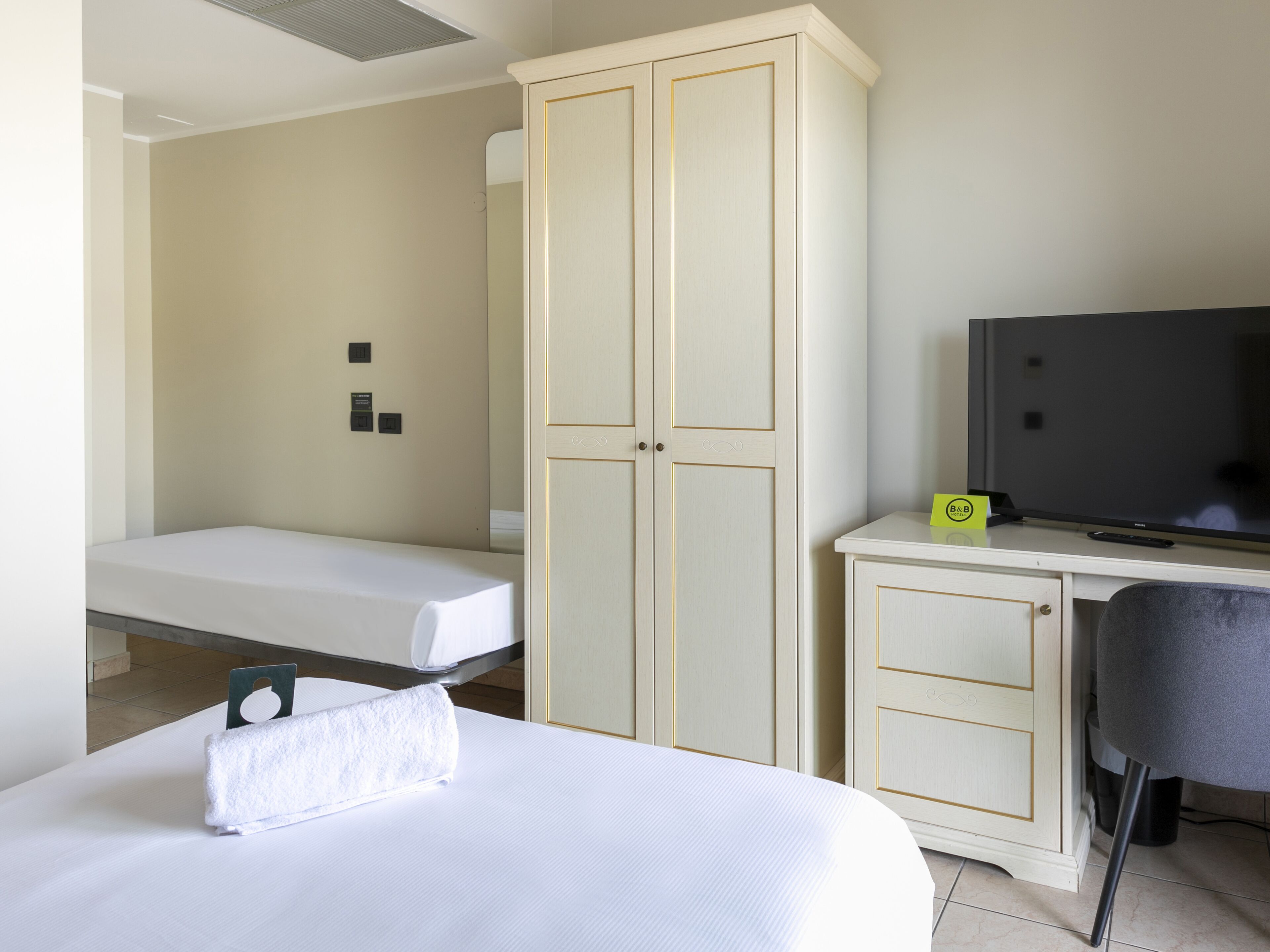 standard single room, accessible, non smoking | minibar, individually furnished, desk, blackout curtains