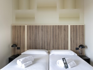 Kamar Twin Standar, Bebas Asap Rokok | Minibar, dilengkapi dengan perabotan berbeda-beda, dan meja kerja