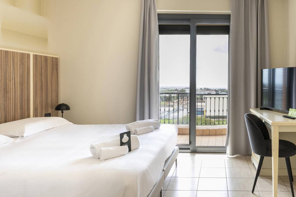 standard double room, non smoking | minibar, individually furnished, desk, blackout curtains