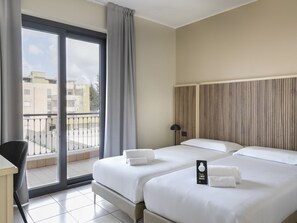 Minibar, individually furnished, desk, blackout curtains - B&B Hotel Pomezia Cortese (Pomezia)