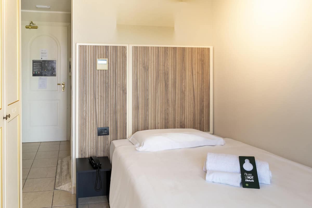 Minibar, con arredamento individuale, una scrivania, tende oscuranti