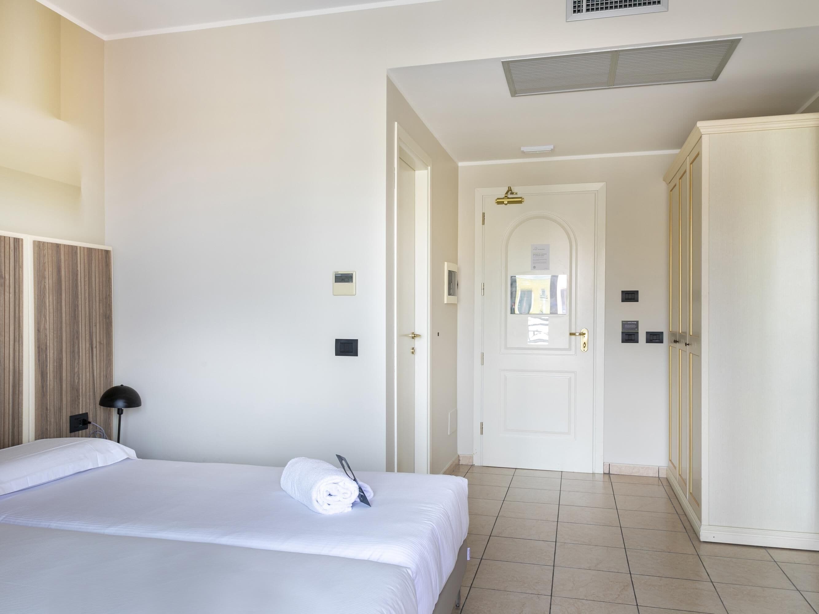 standard twin room, non smoking | minibar, individually furnished, desk, blackout curtains