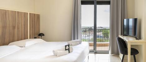 Een minibar, individueel gemeubileerd, een bureau