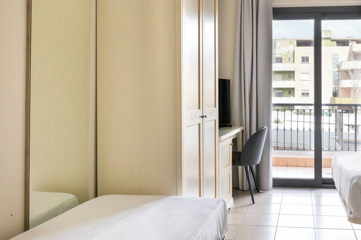 standard single room, accessible, non smoking | minibar, individually furnished, desk, blackout curtains