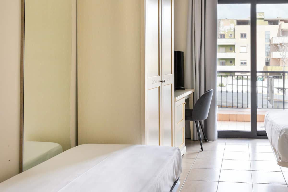 Standard Single Room, Accessible, Non Smoking | Minibar, individually furnished, desk, blackout drapes