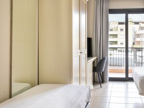 Minibar, ameublement personnalisé, bureau, rideaux occultants