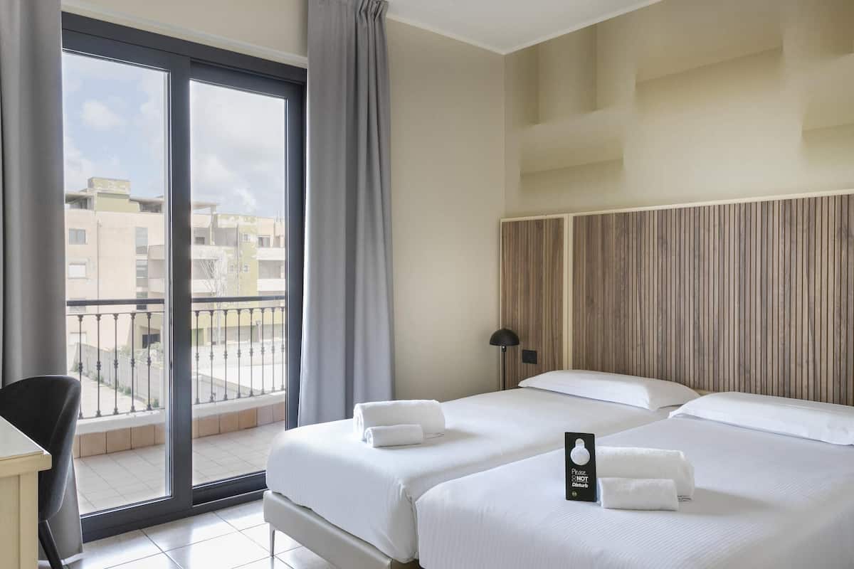 Kahden hengen standard-huone (kaksi sänkyä), tupakointi kielletty | Minibaari, yksilöllisesti kalustettu, työpöytä, pimennysverhot