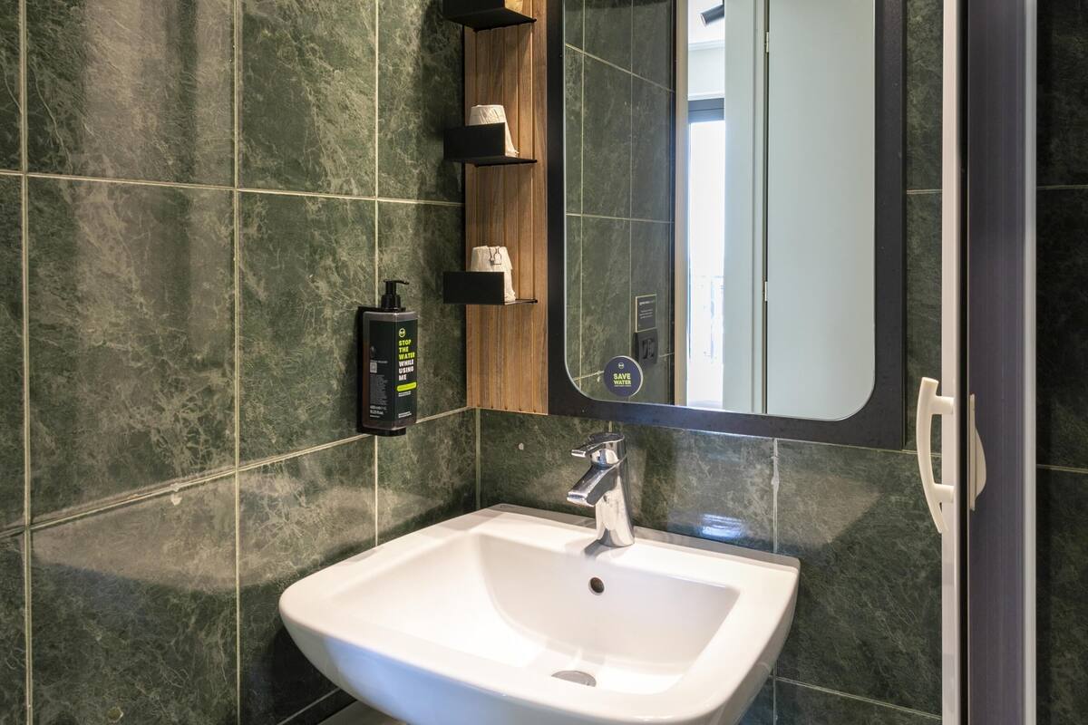 standard double room, non smoking | bathroom | shower, free toiletries, hair dryer, bidet