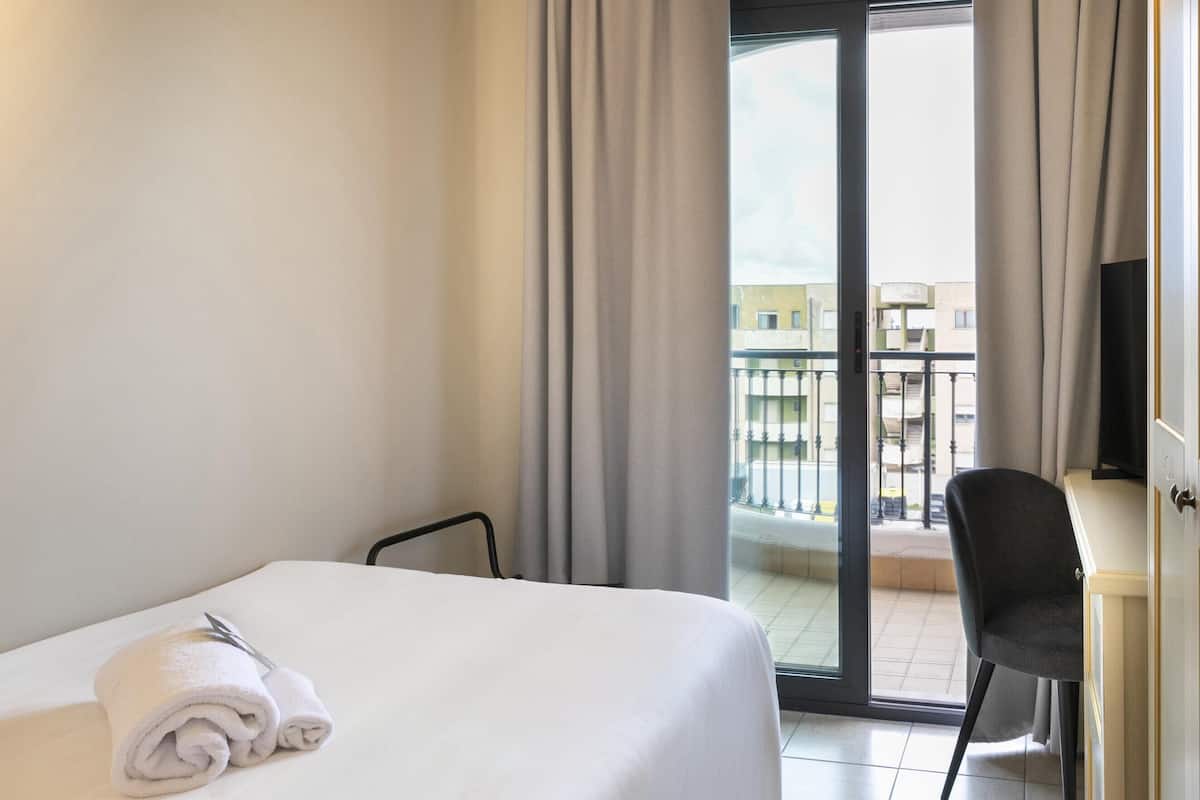 Minibaari, yksilöllisesti kalustettu, työpöytä, pimennysverhot