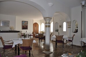 Petit déjeuner continental (5 EUR par personne)