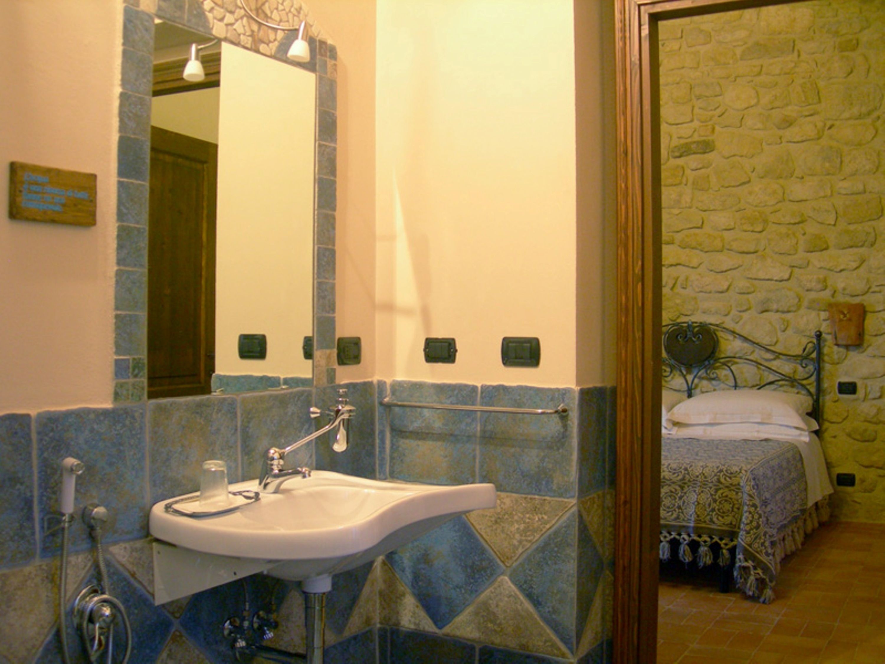 Une salle de bain avec un lavabo, un miroir et une douche.