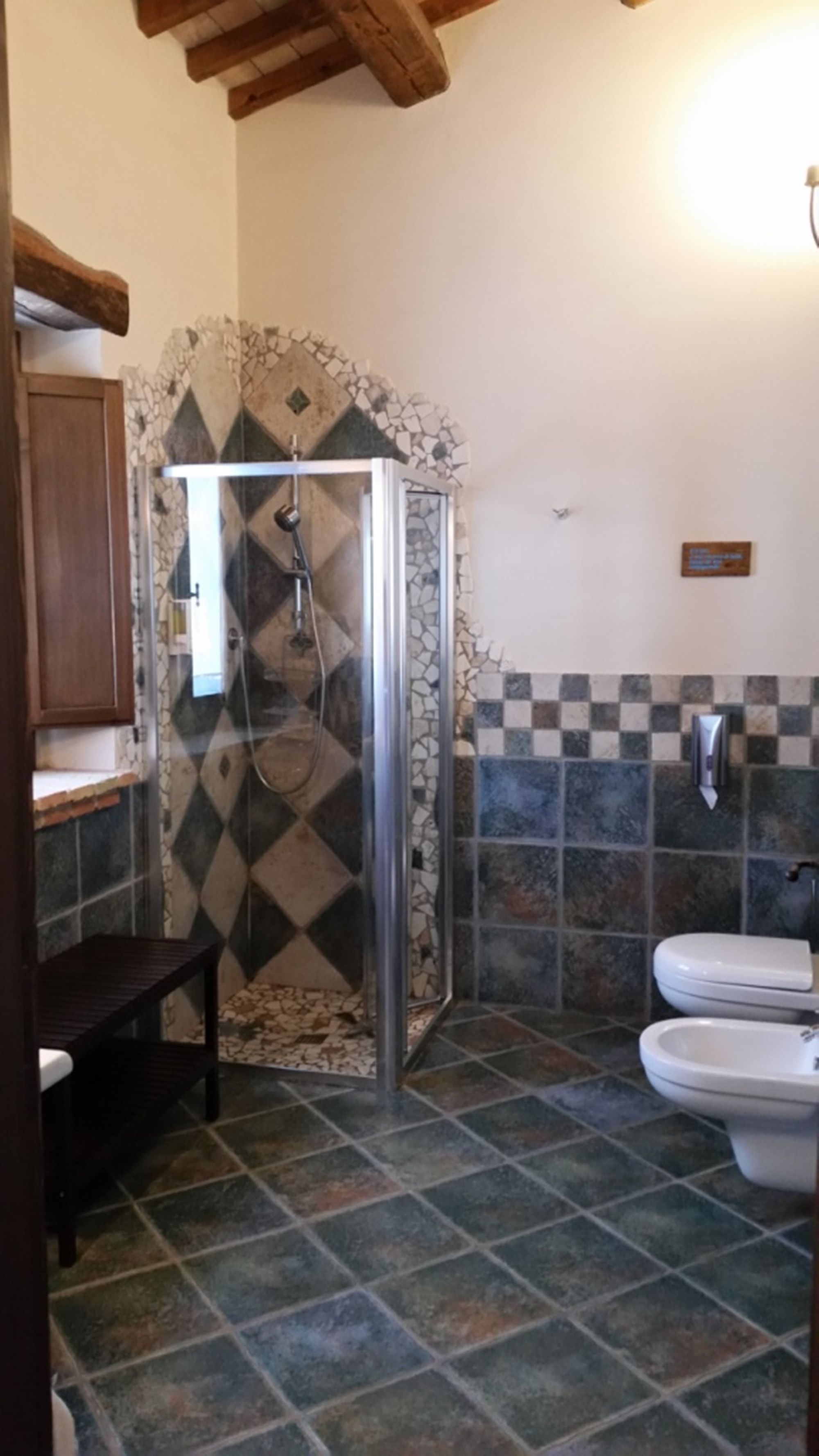 Un baño con cabina de ducha, inodoro y lavabo.