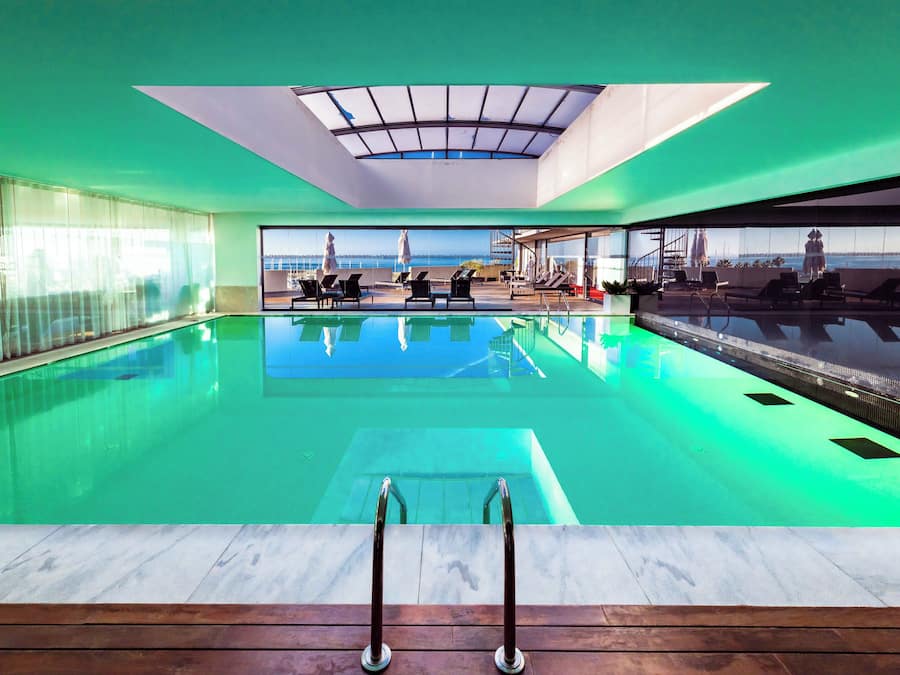 Una piscina techada, una piscina al aire libre