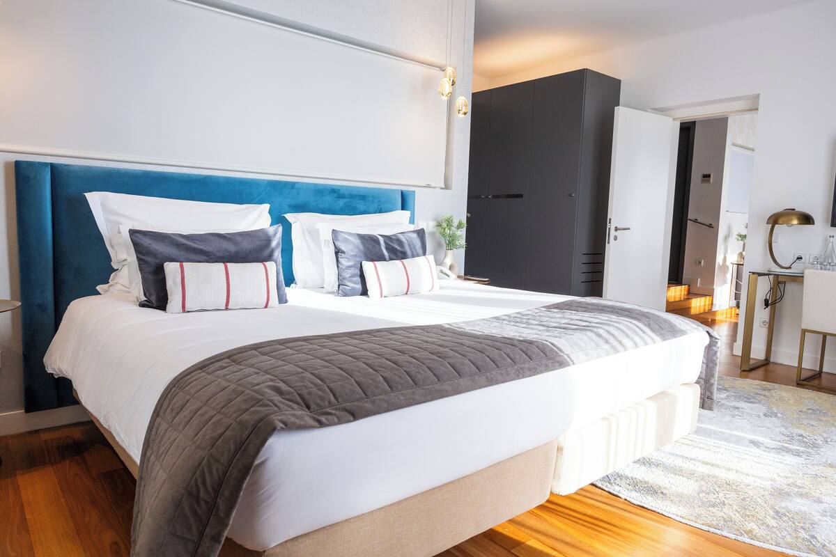 Minibar, caja de seguridad en la habitación y escritorio