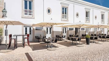 2 restaurants; lunch and dinner served