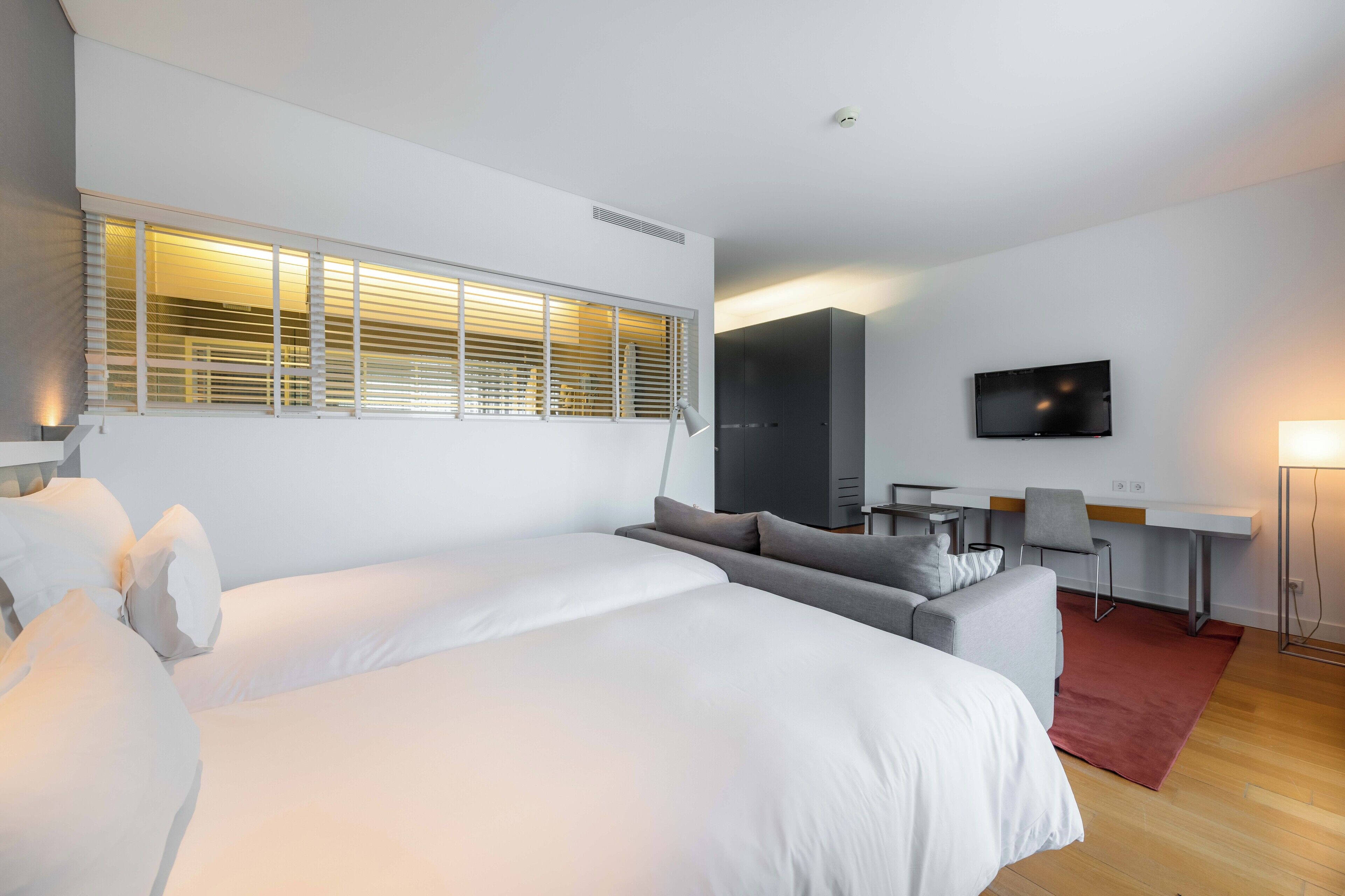 Superior Room, Marina View | Minibar, in-room safe, desk, blackout drapes