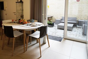 Apartment | Living area | Flat-screen TV, DVD player