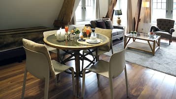 Apartment, 1 Bedroom | In-room dining