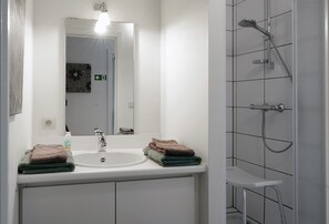 Apartment | Bathroom | Combined shower/bathtub, hair dryer, towels - Apartments Ypres (Ypres)