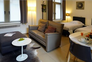 Appartement | Woonruimte | Flatscreentelevisie en een dvd-speler