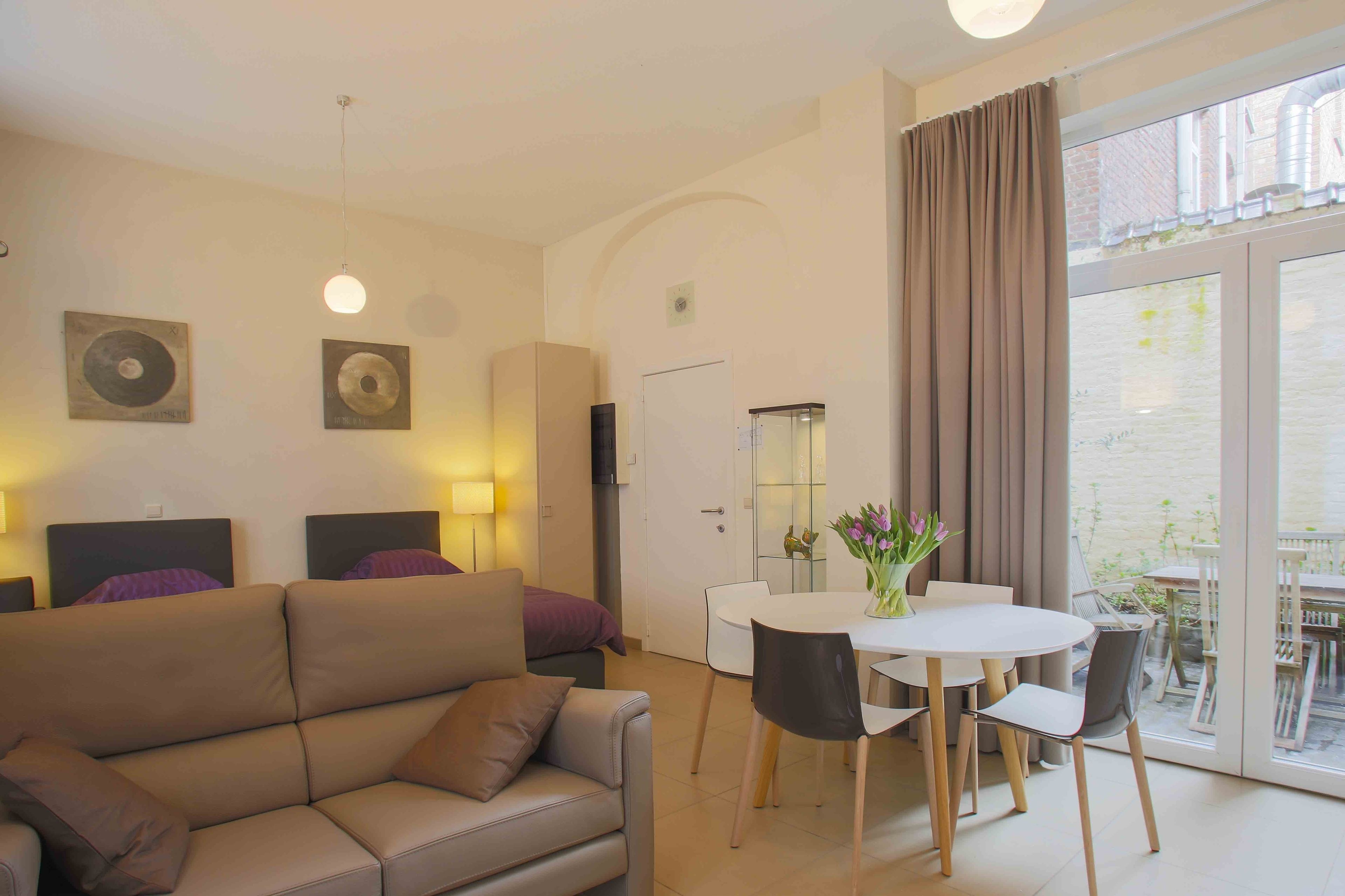 Apartment | Living room | Flat-screen TV, DVD player