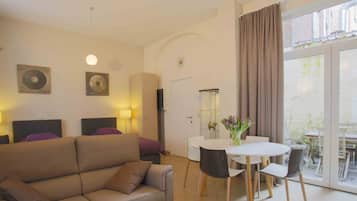 Apartment | Living room | Flat-screen TV, DVD player