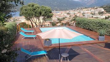 Piscine extérieure, chaises longues