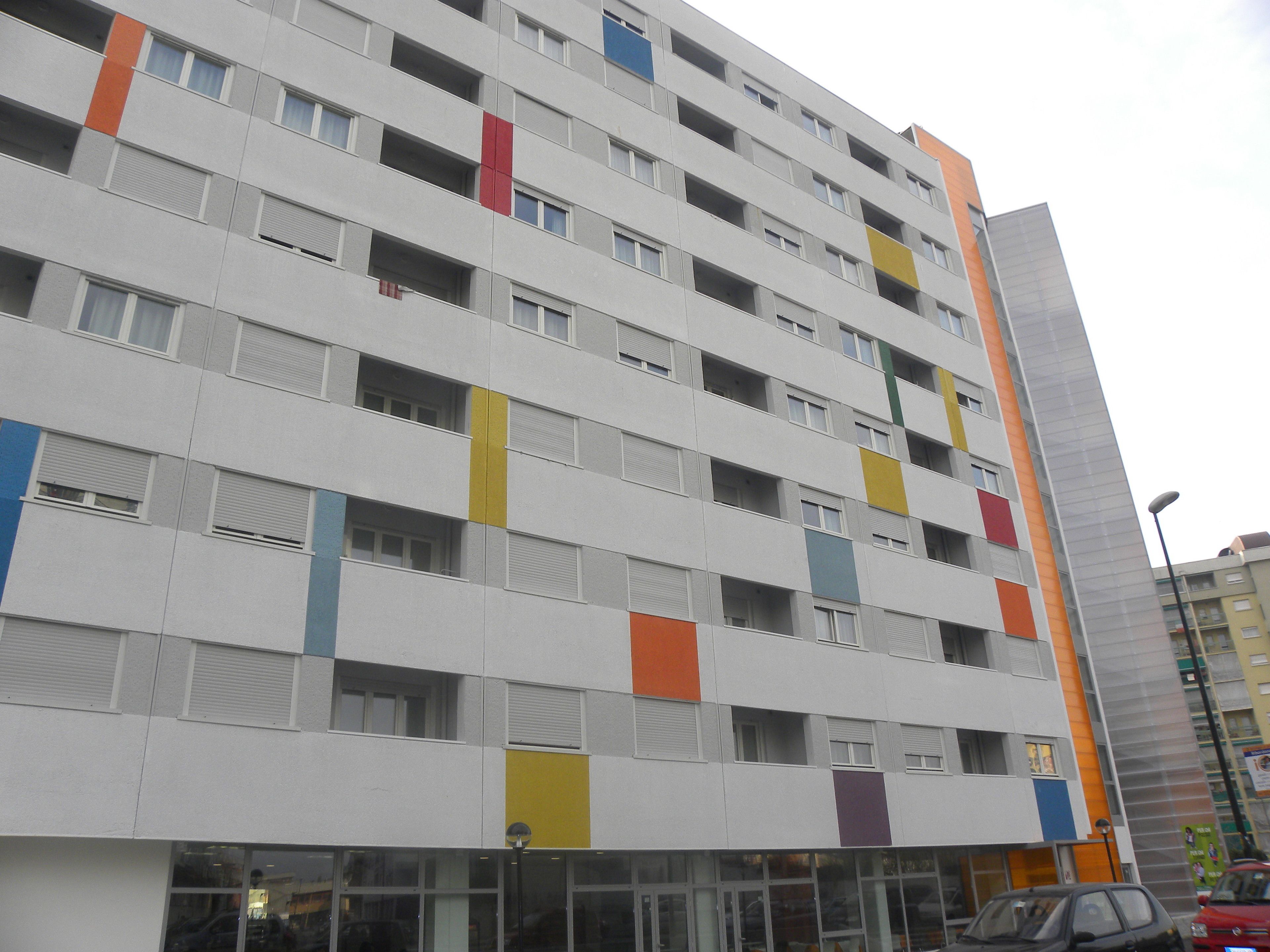 Ein mehrstöckiges Gebäude im modernen Architekturstil, mit einer Reihe von Balkonen und Fenstern.