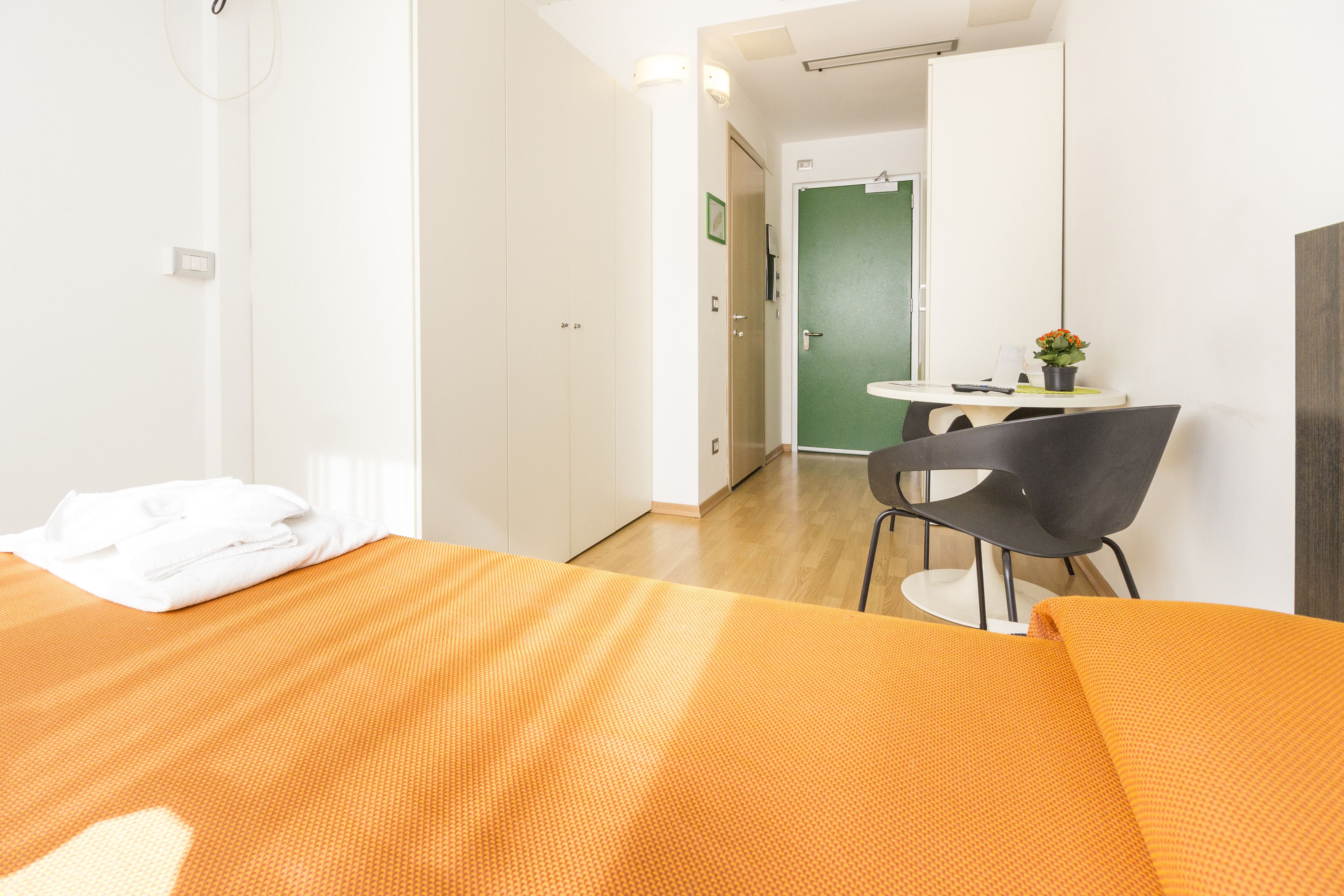 Copriletto in piuma, minibar, una cassaforte in camera, una scrivania