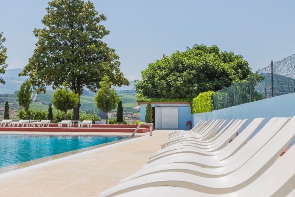 Piscina stagionale all'aperto, ombrelloni da piscina, lettini