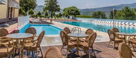 Una piscina al aire libre de temporada (de 10:30 a 19:00), sombrillas