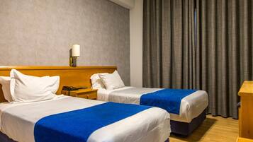 Quarto duplo | Escrivaninha, berços grátis, Wi-Fi de cortesia, roupa de cama