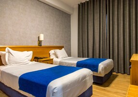 Escritorio, cunas gratuitas, wifi gratis y ropa de cama 