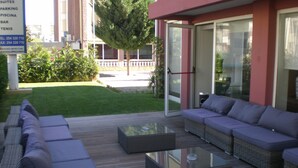 An outdoor seating area with wicker sofas and a glass coffee table. - Hotel Columbano (Peso da Régua)