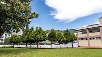 Alberca al aire libre por temporada y sombrillas en la alberca