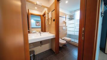 Double Room | Bathroom | Shower, free toiletries, hair dryer, bidet