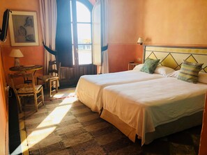 客房内保险箱、隔音、婴儿床、折叠床/加床（额外收费）