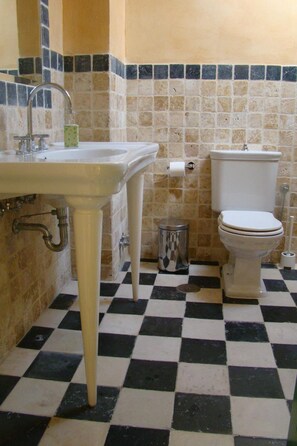 Baignoire relaxante profonde, sèche-cheveux, bidet, serviettes fournies