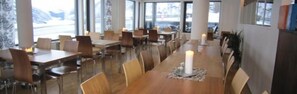 Phục vụ bữa tối, món ăn phong cách Scandinavia