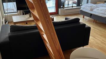 Tremannsrom – junior, tekjøkken | Oppholdsområde | TV og oppvarmet gulv