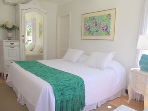 Ropa de cama de alta calidad y caja de seguridad en la habitación 