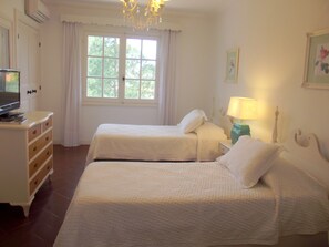 Suite, 2 Schlafzimmer | Hochwertige Bettwaren, Zimmersafe, individuell dekoriert