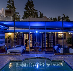 Piscine extérieure, parasols de plage, chaises longues