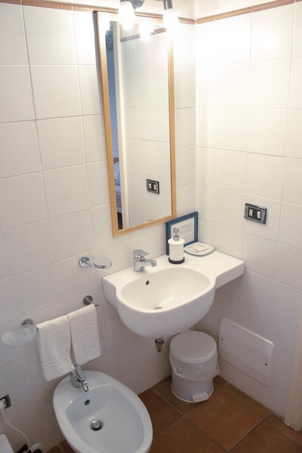 Single Room | Bathroom | Shower, free toiletries, hair dryer, bidet - Antica Dimora Caruso (Catania)