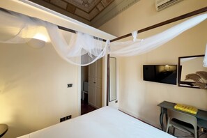 Eenpersoonskamer | Luxe beddengoed, een minibar, een kluis op de kamer, een bureau