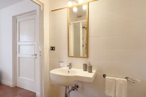 Dobbeltrom | Bad | Dusj, toalettartikler (inkludert), hårføner og bidé