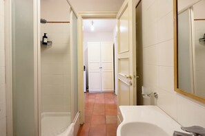 Double Room | Bathroom | Shower, free toiletries, hair dryer, bidet - Antica Dimora Caruso (Catania)