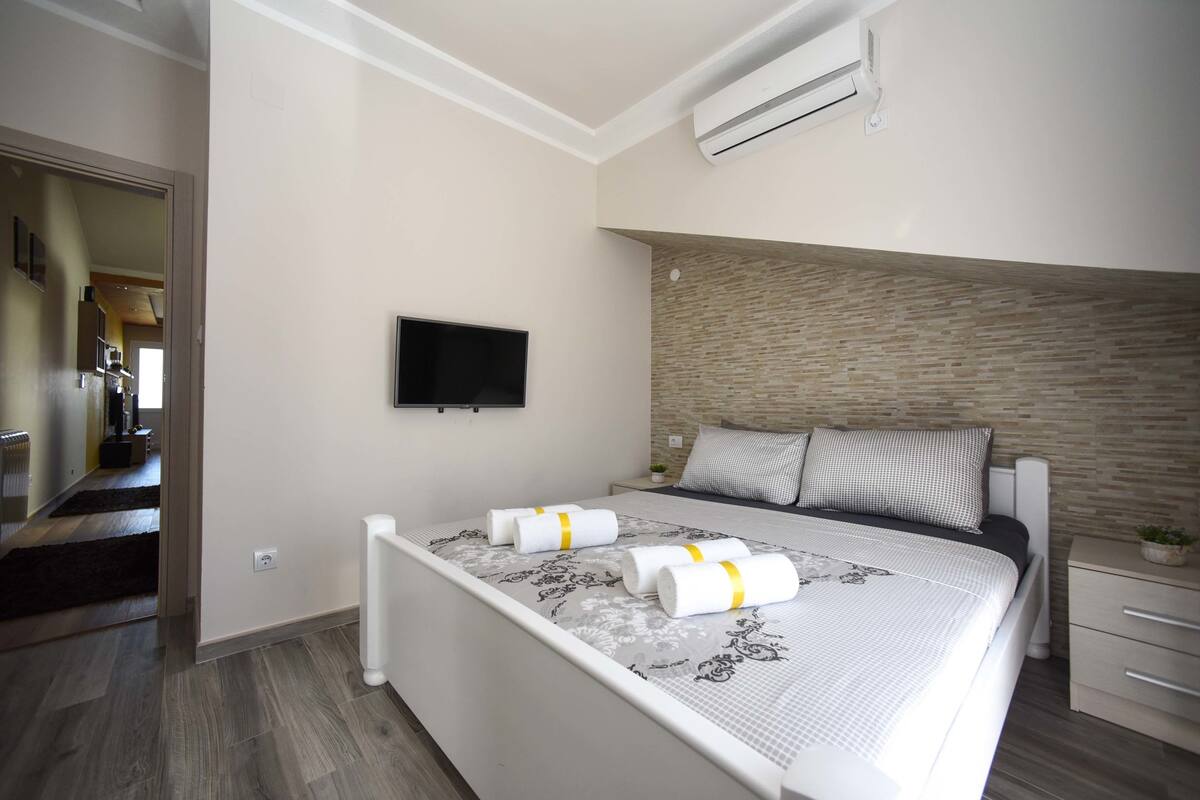 Exclusive Apartment, 2 Bedrooms, Sea View | Premium bedding, pillowtop beds, in-room safe, individually decorated