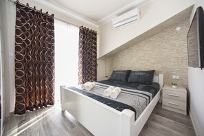Premium bedding, pillow-top beds, in-room safe, individually decorated - D&D Apartments (Tivat)